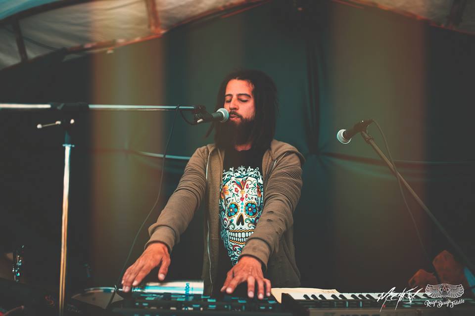 Nicky Dubs performing live at Reign Bough Fiddle